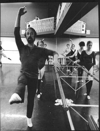 1979 Press Photo Bill Earl, Ballet instructor teaches

Photo is dated 06-30-1979